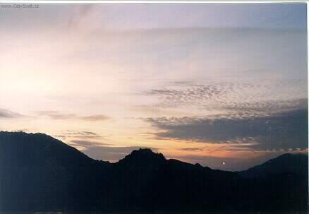 Foto: Filip�ny-V�chod slunce nad r��ov�mi poli