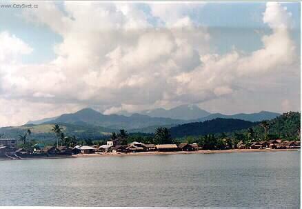 Foto: Filip�ny-V�hled na kou��c� sopku z kostela