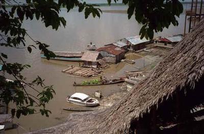 Foto: Peru-Peru - obchod s ban�ny na plovouc�m trhovi�ti v Iquitos