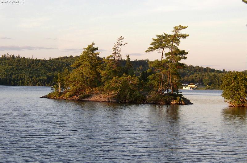 Foto: Jezero Temagami-Jeden z 1300 ostr�vk� a ostrov�. V pozad� BEAR ISLAND.