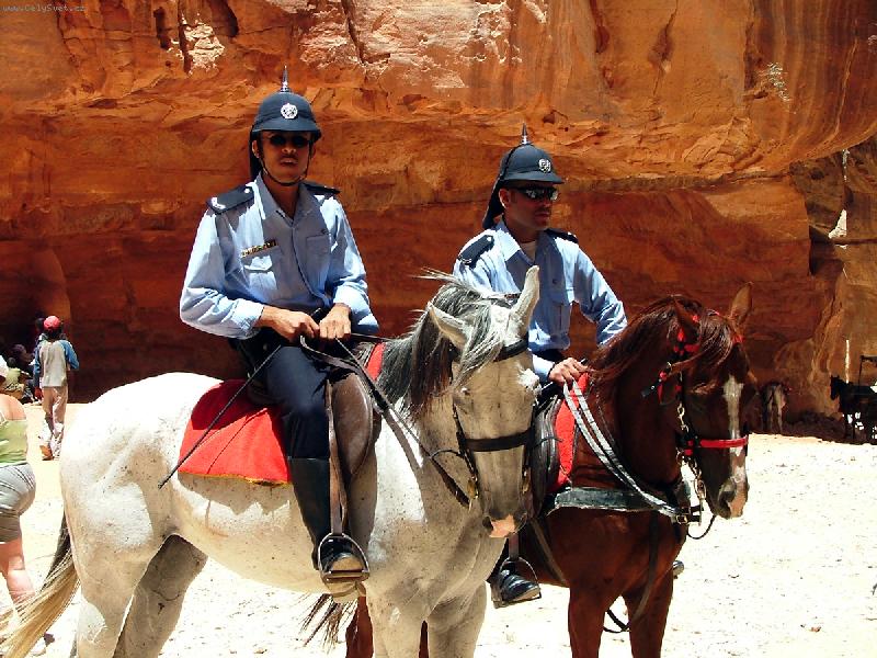 Foto: jordanska jizdni policie-zeme jordansko - skalni mesto petra