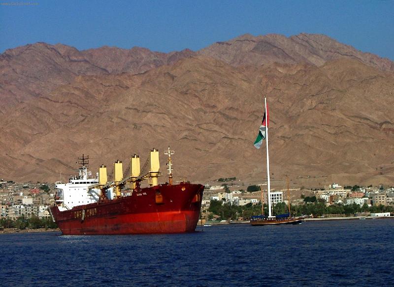 Foto: pristav v jordansku-kotvici tanker u jordanskych brehu