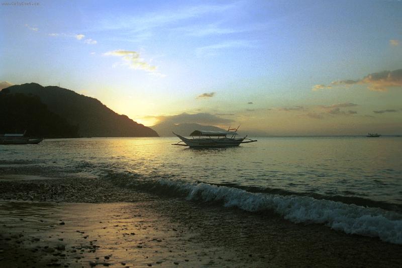 Foto: White Beach, Mindoro-K��ovit� z�pad slunce na ostrov� Mindoro.