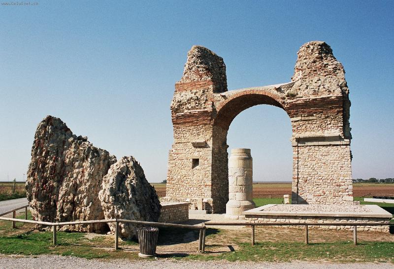 Foto: Petronell, Doln� Rakousko-Pohansk� br�na - nejzn�m�j�� ��msk� stavebn� pam�tka Rakouska