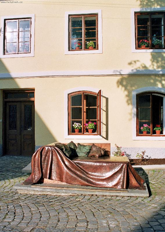 Foto: P��bor-Freudova pohovka - um�leck� plastika p�ed rodn�m domem S.F.