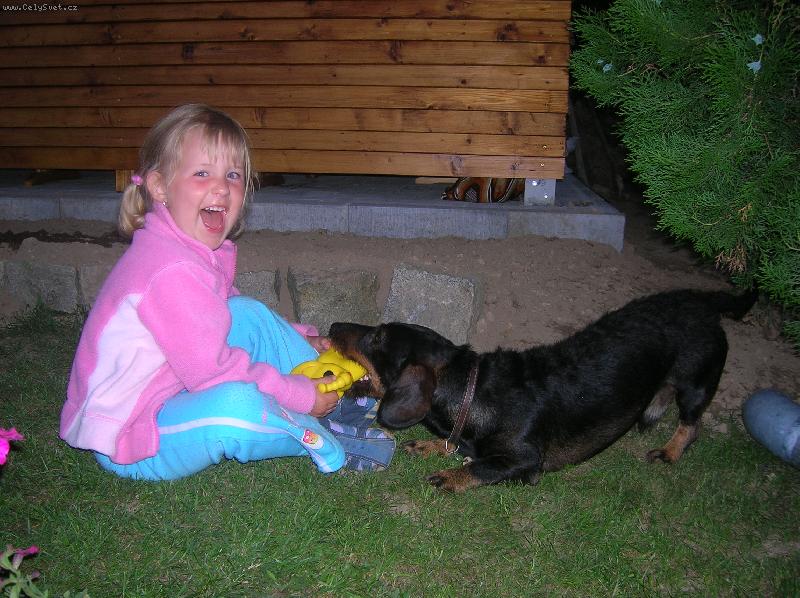 Foto: Hugo v akci-no tak d�ti, neperte se o tu hra�ku!