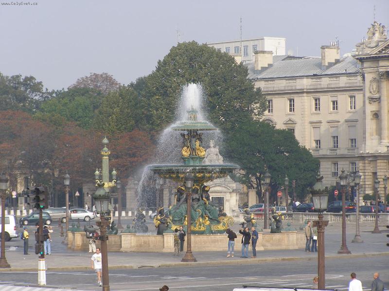 Foto: fontana u louvru