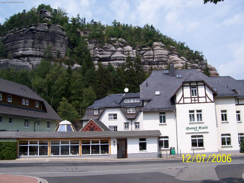 Foto: Kurort Oybin-Na p�skovcov� sk�le nad m�stem stoj� star� hrad Oybin