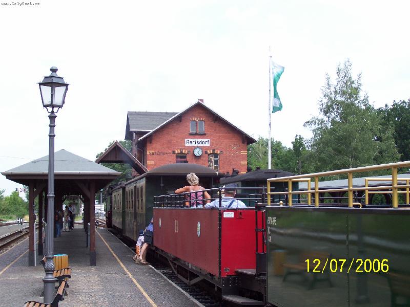 Foto: Bertsdorf-N�dra�� �zkokolejky. Zde k�i�uj� vlaky z Kurort Oybin a Kurort Jonsdorf do Zittau.