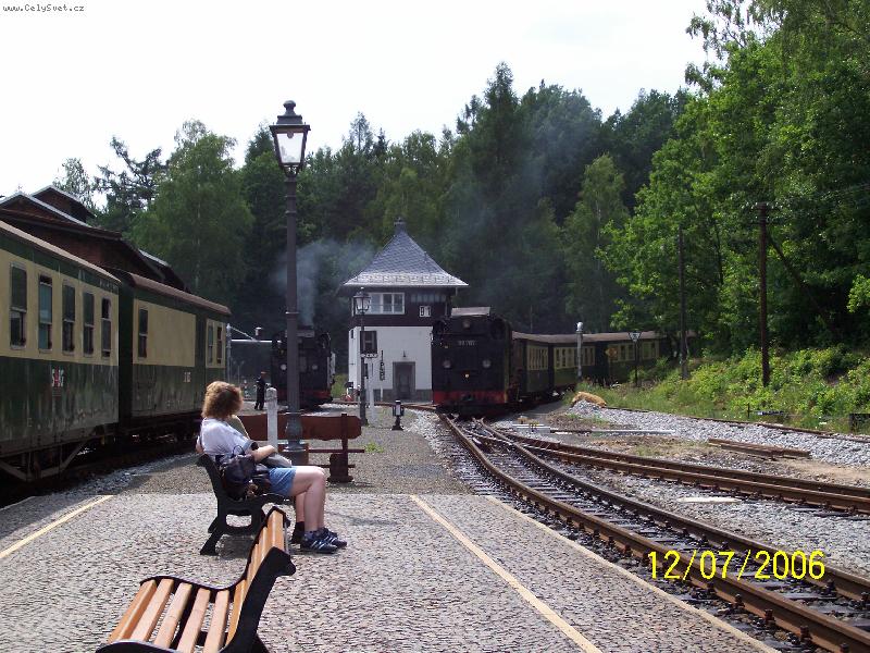 Foto: Bertsdorf-N�dra�� �zkokolejky. Zde k�i�uj� vlaky z Kurort Oybin a Kurort Jonsdorf do Zittau.
