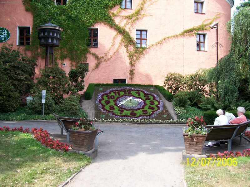 Foto: Zittau-Hodiny z kv�tin a zvonkohra u ba�ty v centru m�sta.