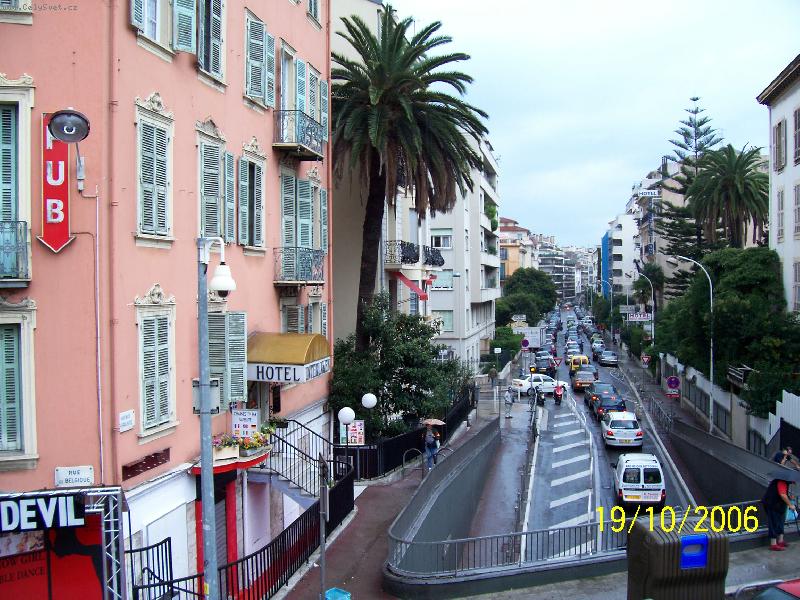 Foto: Nice-Pohled od vlakov�ho n�dra�� sm�rem k mo�i.