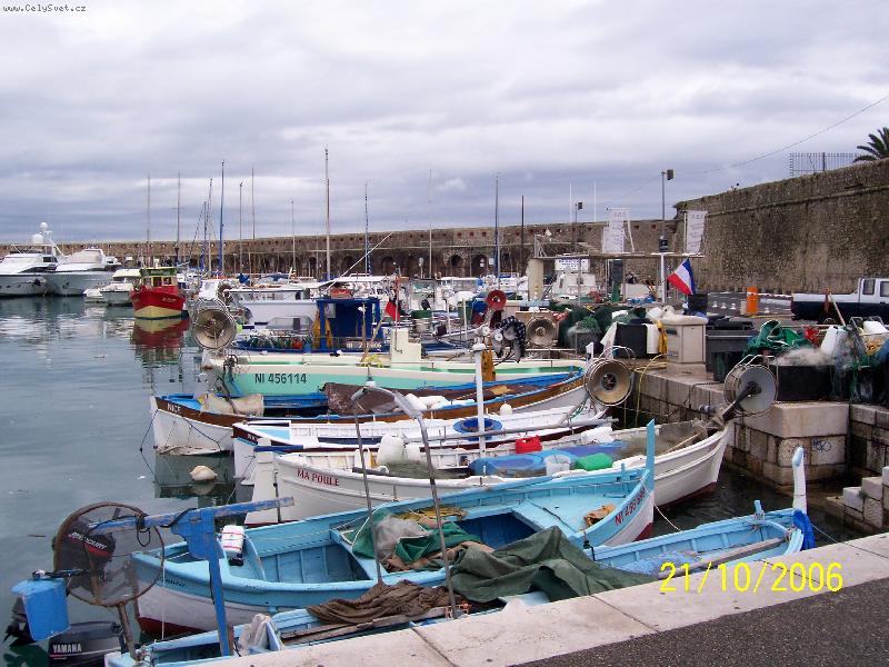 Foto: Antibes-P��stav v Antibes s mohutn�mi hradbami.