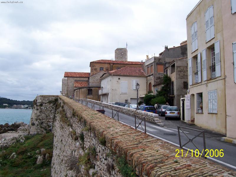 Foto: Antibes-Ulice pod�l pob�e�� a historick�ho centra m�sta