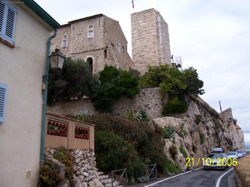 Foto: Antibes-Ulice pod�l pob�e�� a historick�ho centra m�sta