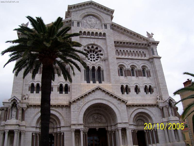 Foto: Monako-Katedr�la kde odpo��vaj� monack� kn�ata.