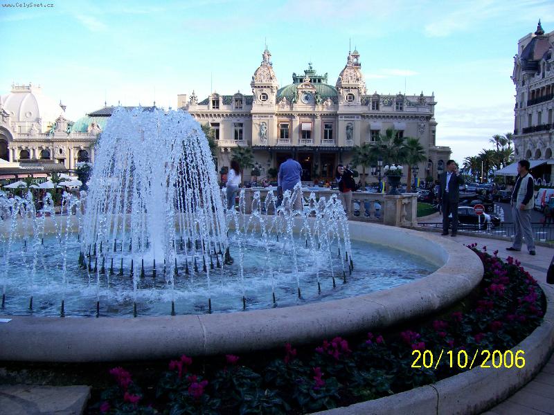 Foto: Monako-Sv�tozn�m� casino v Monte Carlu.