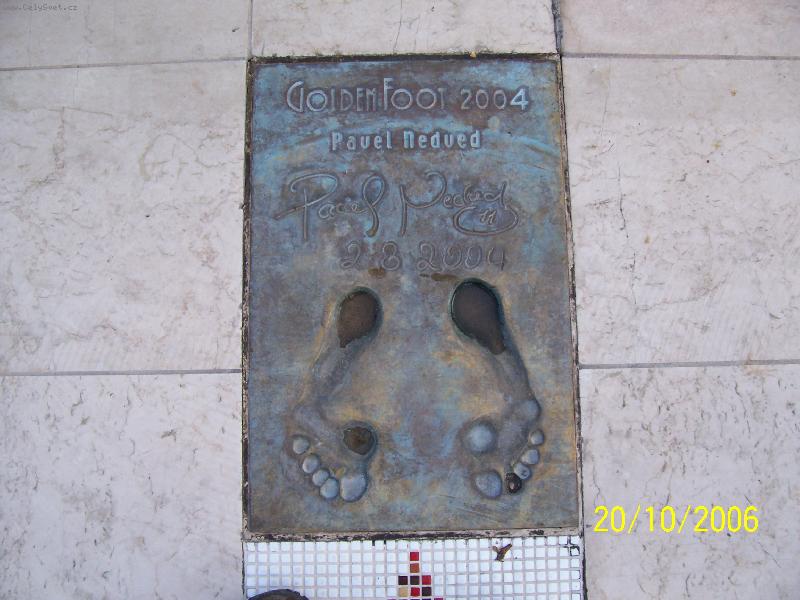 Foto: Monako-Zlat� nohy Pavla Nedv�da na chodn�ku v Monte Carlu.