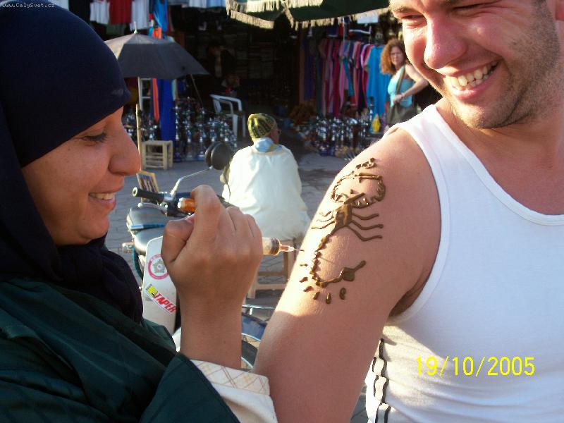 Foto: Berbersk� �ena-Berbersk� �eny v Marak�i zdob� turisty henou.