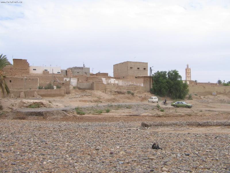 Foto: Cestov�n� po Maroku-Silnice vede i vyschl�m korytem �eky