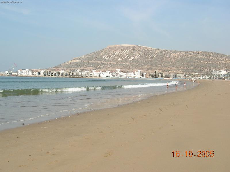 Foto: Pl� v Agadiru-Na kopci je obrovsk� n�pis AL�H N�ROD KR�L