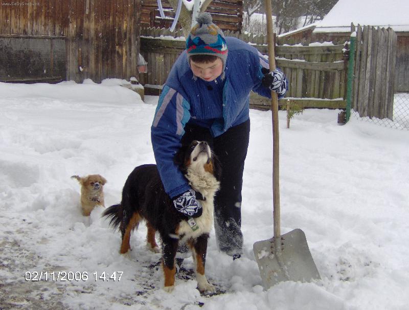 Foto: Pomocn�ci-Tak to je ale fu�ka, ak by som nemal tak�ch pomocn�kov, tak si ur�ite neporad�m s to�k�m snehom