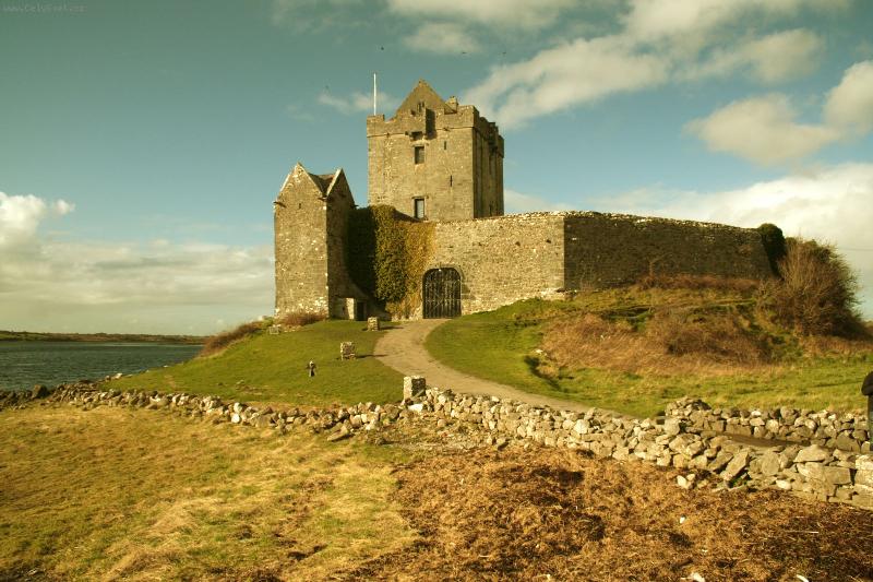 Foto: Kinvarra-Kinvarra le�� na ceste N67, ktor� vedie cez dedinu Lisdoonvarna, odkia� sa m��ete napoji� na cestu na Cliffs of Moher