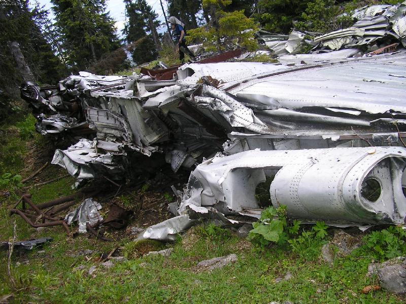 Foto: Trosky lietadla na Slem�-13.13.10.1944 - p�d lietadla, pri ktorom zahynuli bojovn�ci SNP (Slovensk�ho n�rodn�ho povstania) na Slam�.