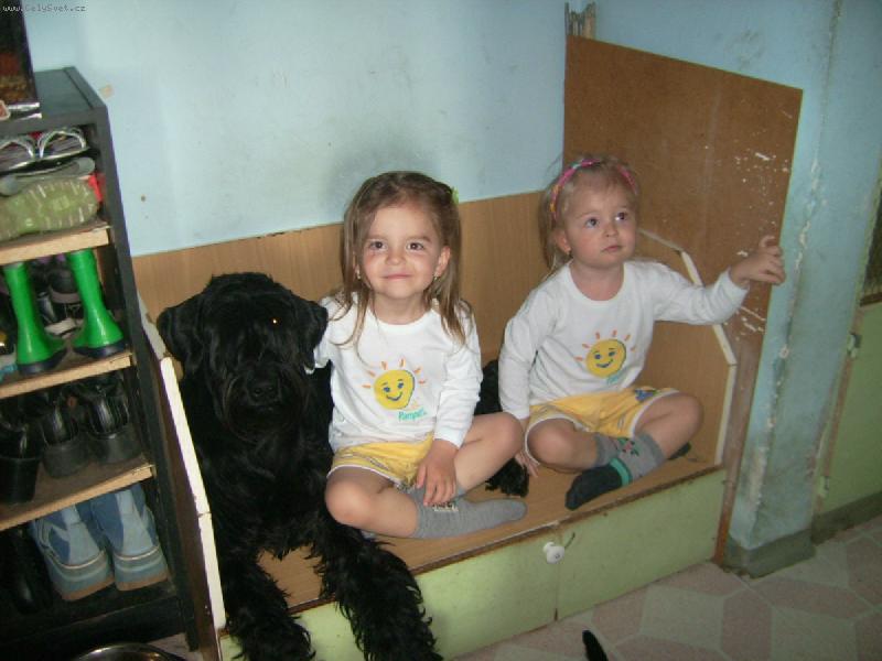 Foto: Cassi z Polab� Boner a dvoj��tka-Dvoj��tka r�dy chod� na seda�ku k na�� Cassince