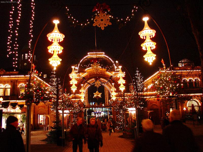 Foto: Tivoli o v�noc�ch-fotka je z n�v�t�vy z�bavn�ho parku Tivoli