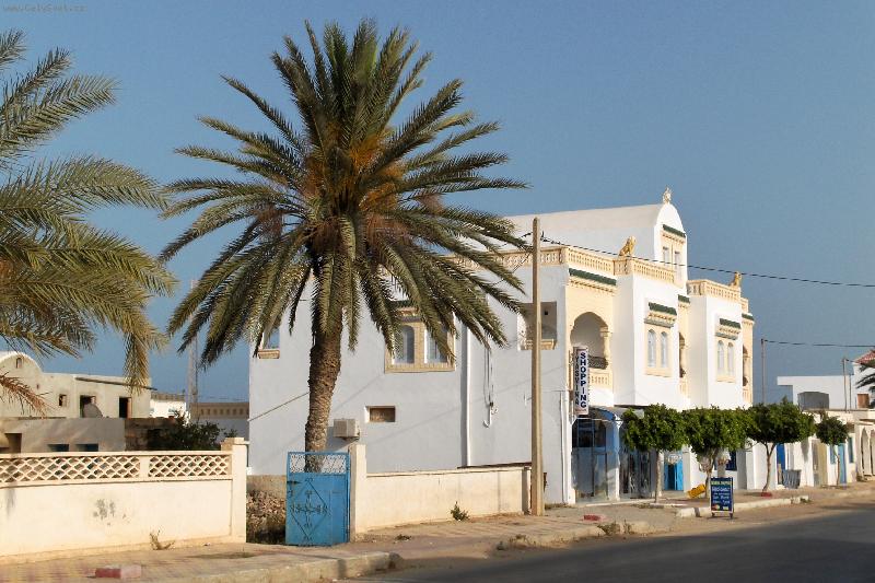 Foto: Zarzis-Djerba-jde o b�nou ulici ve meste�ku