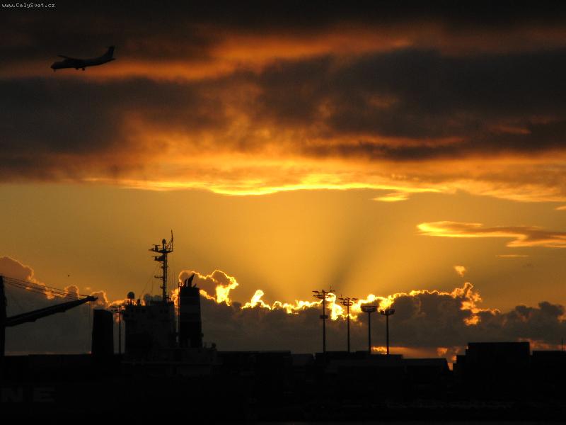 Foto: Papeete 2007-Z�pad slunce nad Tahiti v Papeete