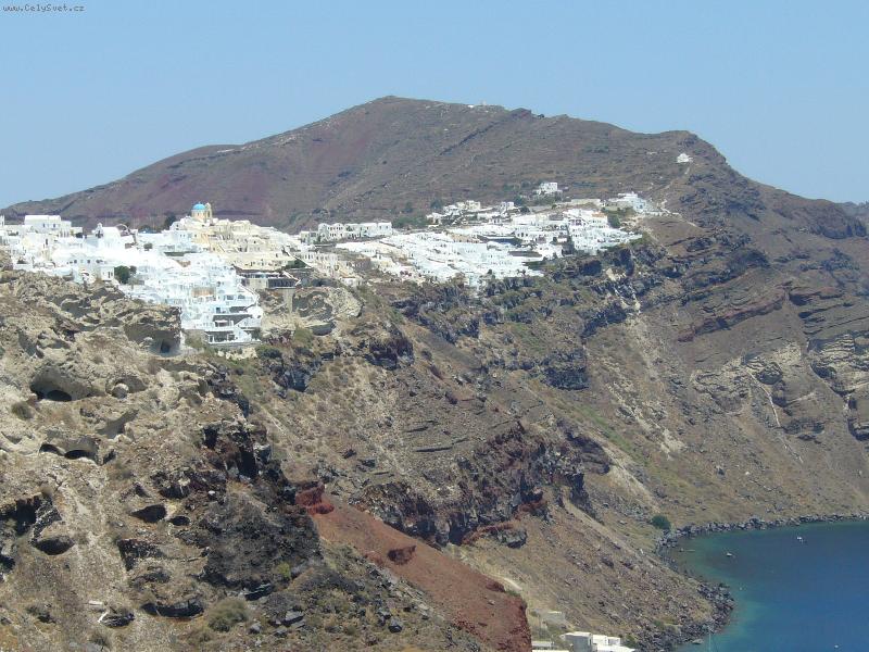 Foto: Santorini - b�l� domy na vrchu kr�teru