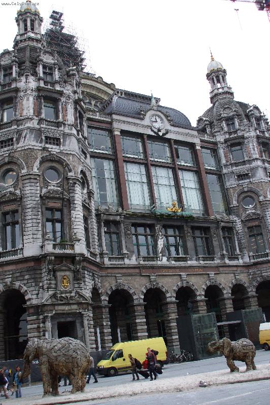 Foto: Slony v Antwerp�ch-Akcia ochrancov pr�rody pred �st. Antwerpy v lete 2007