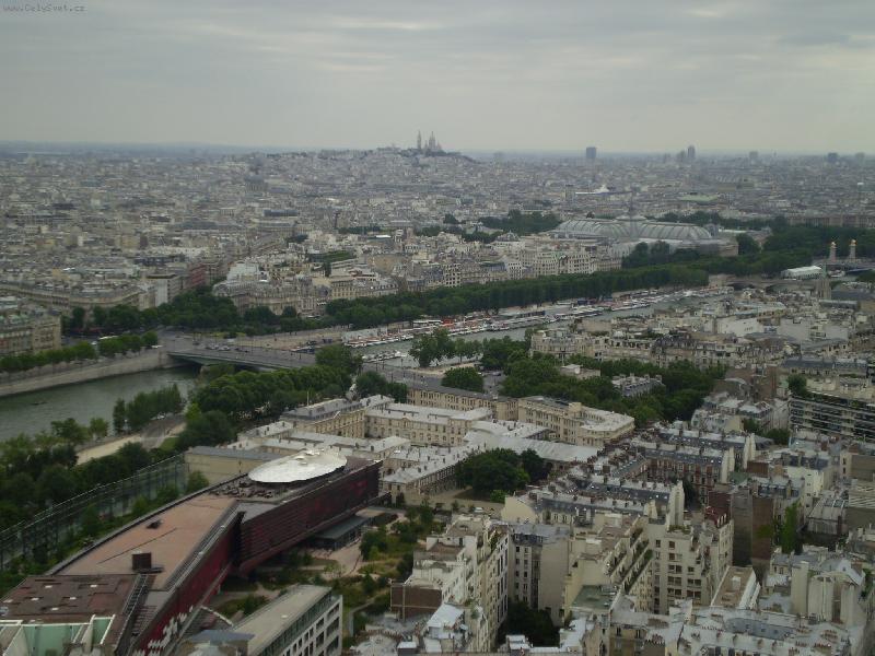 Foto: Pohled na Sacre Coure z Eiffelovy v�e