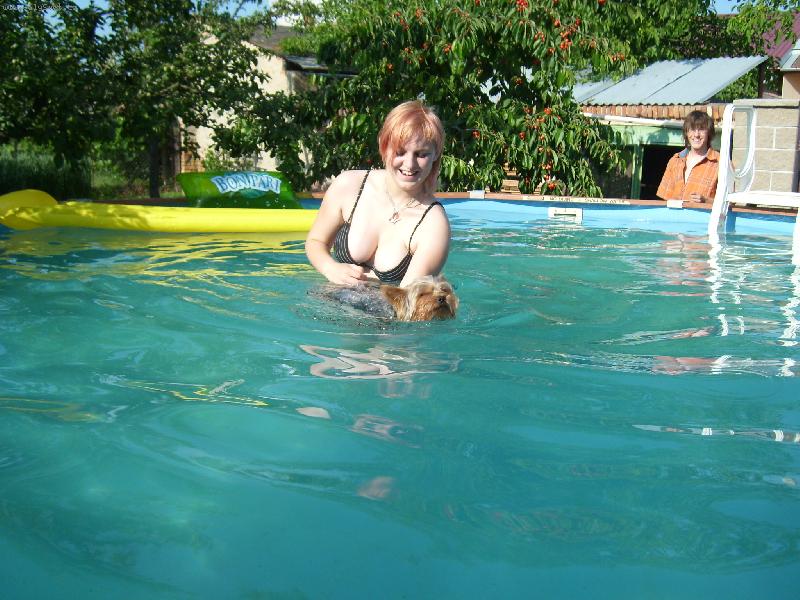 Foto: v bazenu-bube zn�ho zachrana�