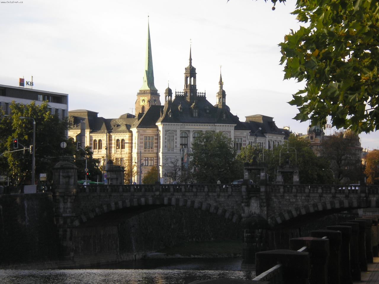 Foto: Plze�-Most p�es Radbuzu,v pozad� muzeum