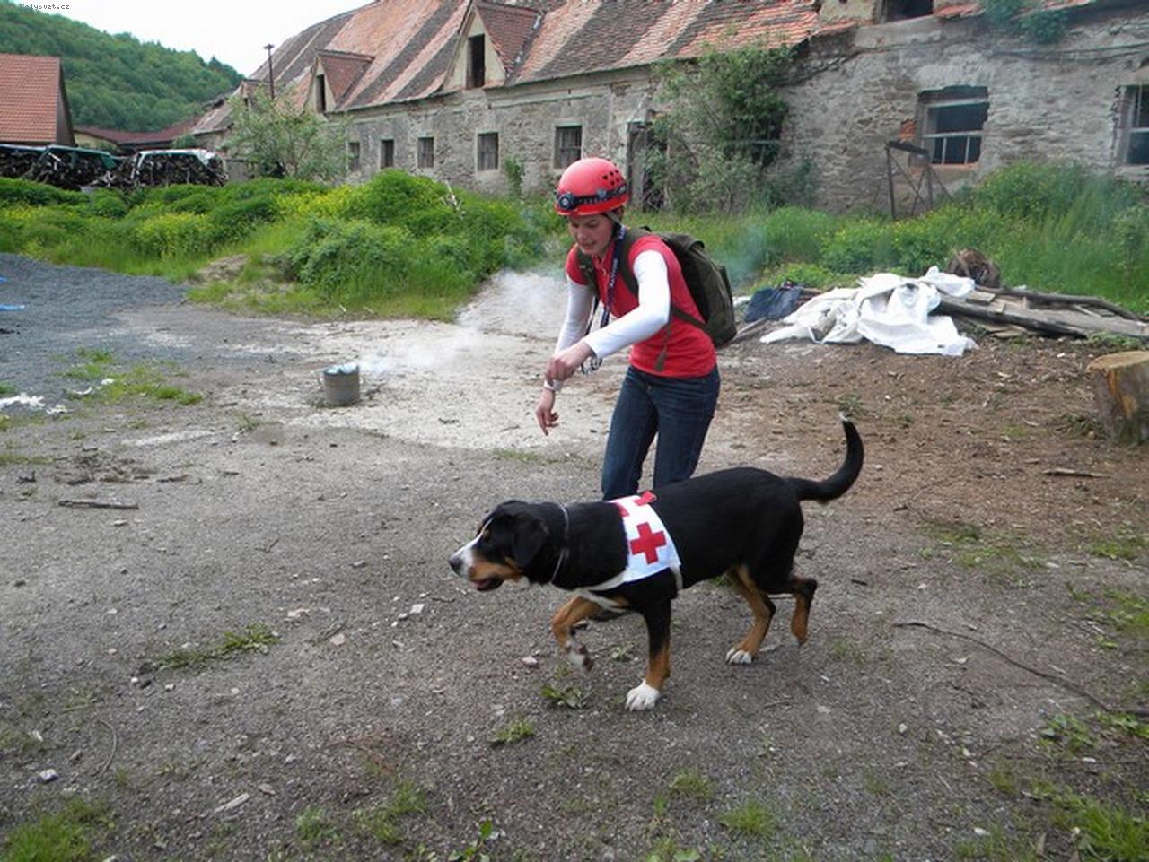 Foto: Angie zachra�uje-i lidi v sutin�ch najdu