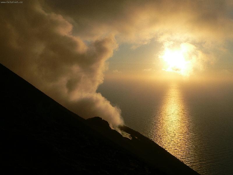 Foto: Stoup�n� ke kr�teru Stromboli-Cestou ke kr�teru ve�er
