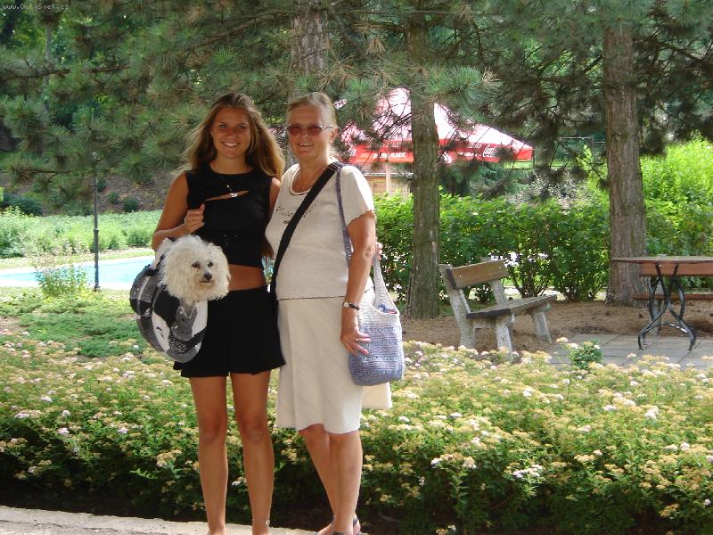 Foto: Den�sek a Terezka-To je servis...ani choditemusim,jen le�im v ta�ti�ce a Terezka m� nos�...