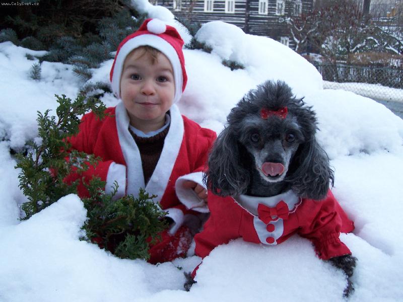 Foto: SANTA A JEHO POMOCN�K...-�ERVEN� N�M SLU��...