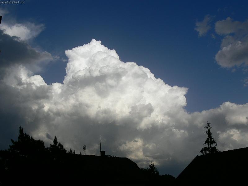 Foto: Mraky nad hlavou-Letn� obloha nad m�m domovem