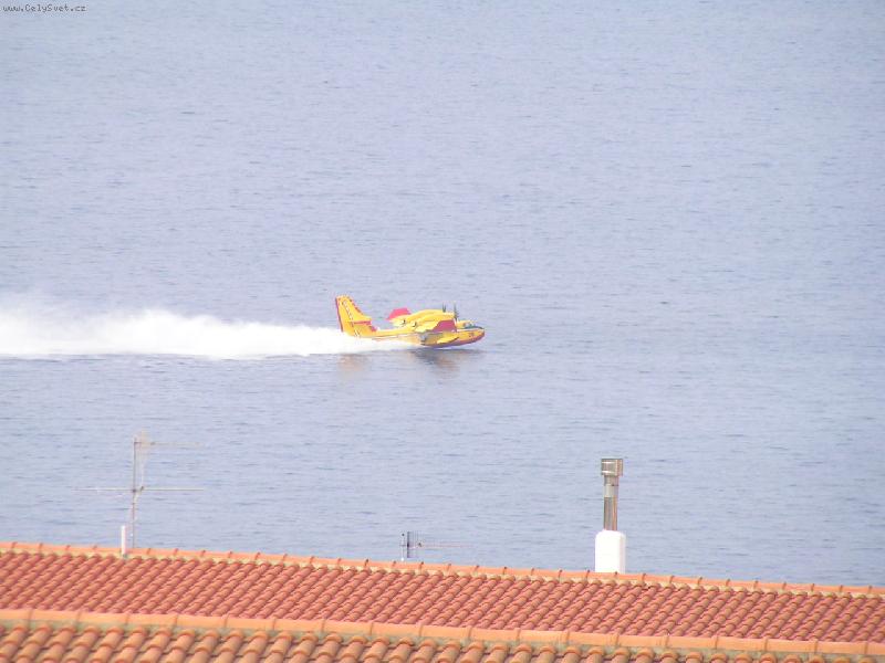 Foto: nabrat vodu a honem zp�tky nad ho��c� les-jak kr�sn� pohled....pouze na letadlo.na les ne