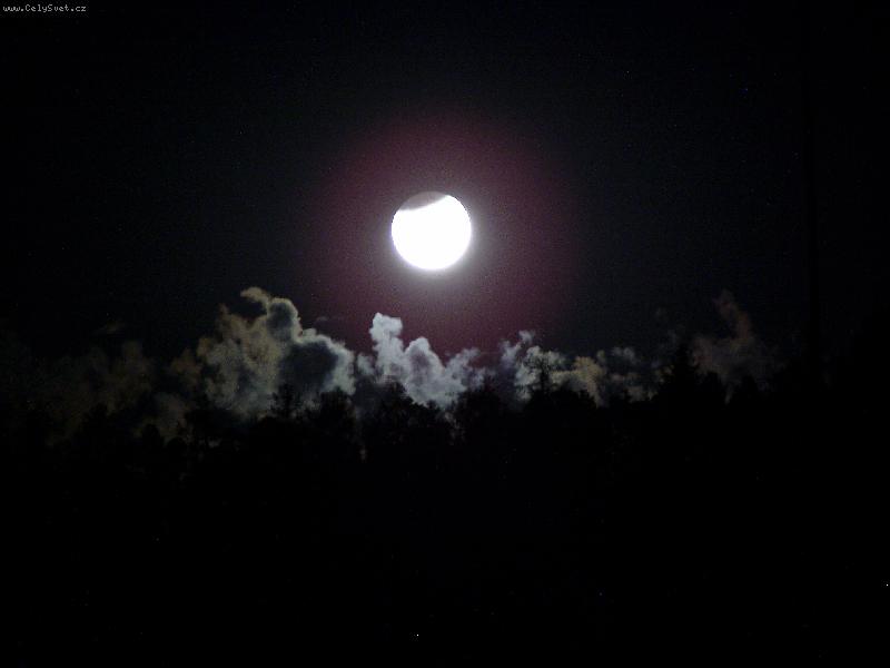 Foto: Zatm�n�...