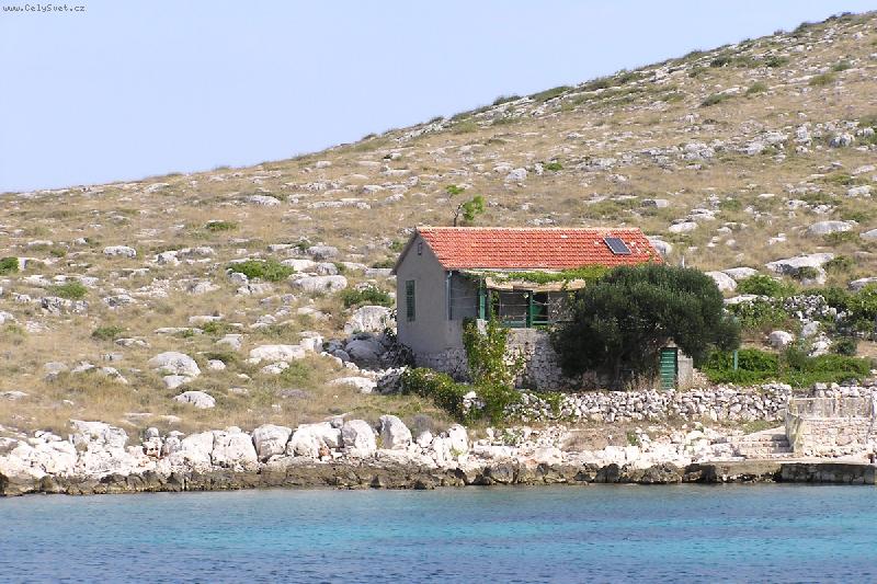 Foto: Domek-Ostrov s opu�t�n�m dome�kem