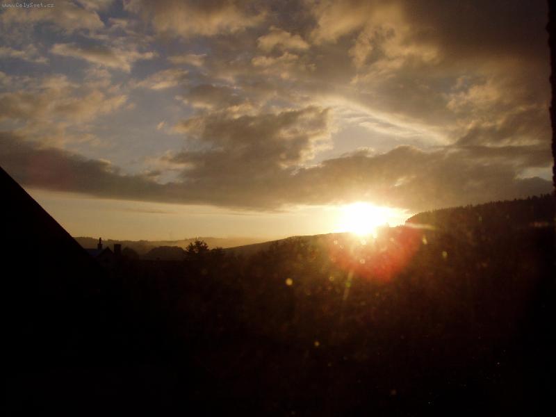 Foto: V�CHOD SLUNCE Z OKNA