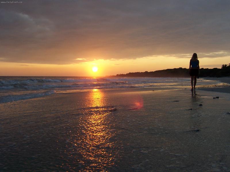 Foto: pob�e�� Mexika p�i z�padu slunce-proch�zka pod�l pob�e�� p�i z�padu slunce