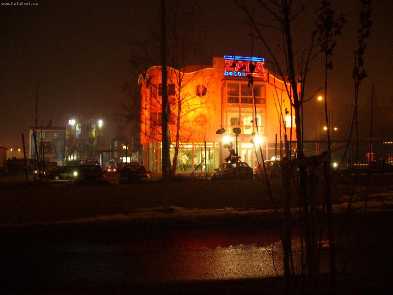 Foto: Beton�rka v oran�ov�m-To je snad chameleon - st�le m�n� barvu