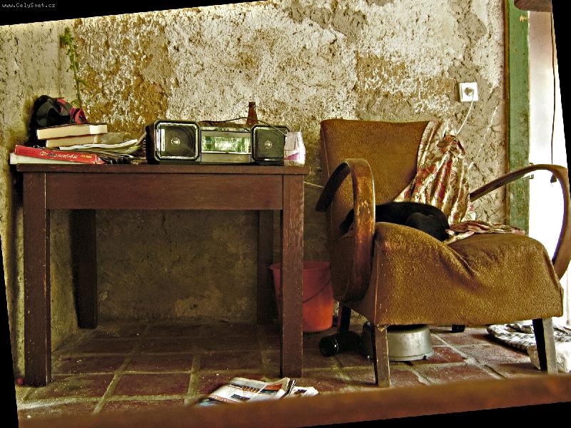 Foto: Z�ti��-Sp�c� �t��e na k�esle