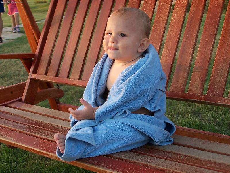 Foto: Relaxace na houpa�ce-Ro�n� synek odpo��v� po slan� koupeli